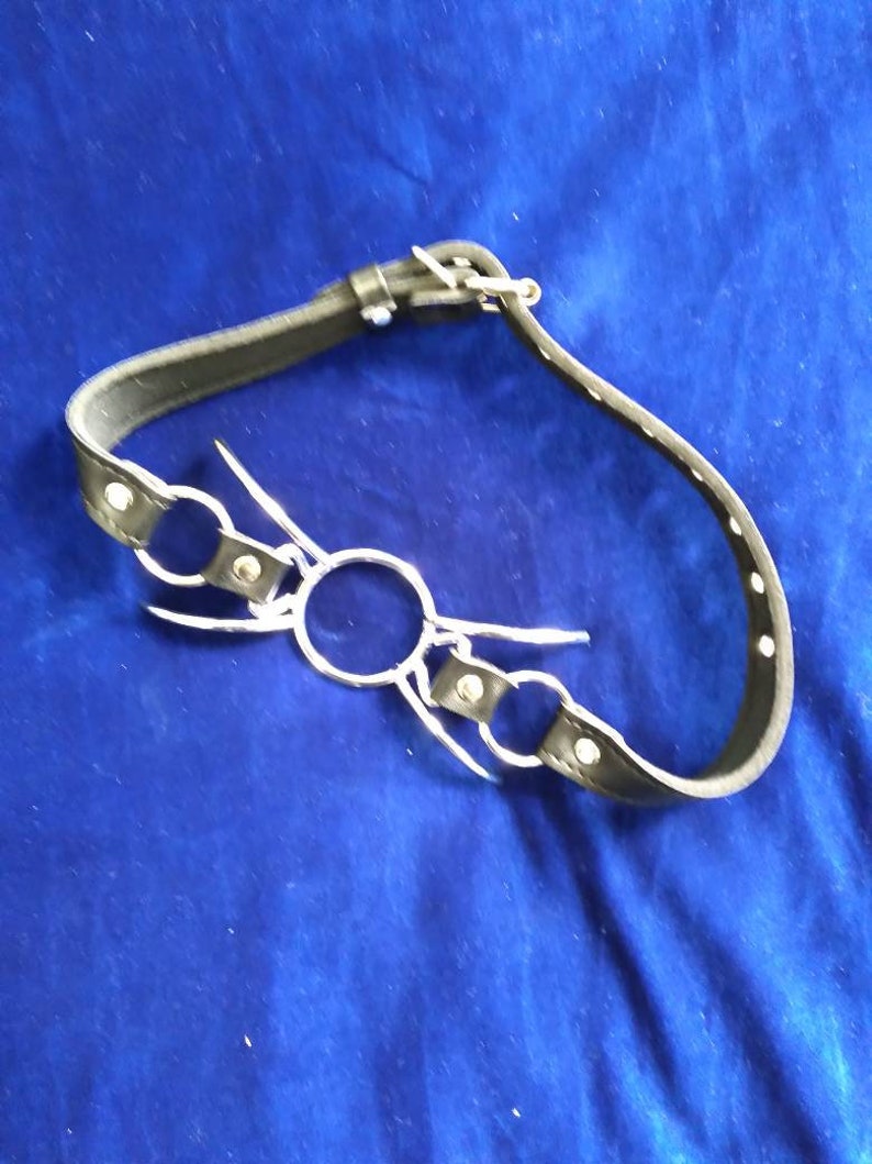 Spider Gag, O ring gag. Optional nipple clamps. Faux leather strap. Optional removable nipple clamps Optional silicon lockable strap Vegan. 