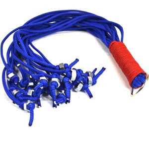 Paracord-flogger in blauw: 20 vallen: 18 inch lang. Met metalen moeren aan het einde van elke val voor extra pit!