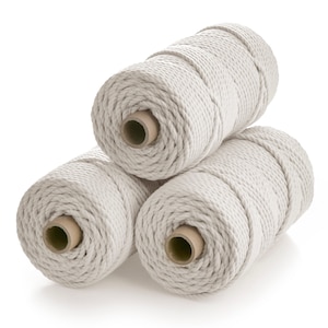 Puede incluir: Tres carretes de cuerda de algodón blanco natural, cada uno con un centro de cartón. La cuerda es gruesa y texturizada, perfecta para manualidades.
