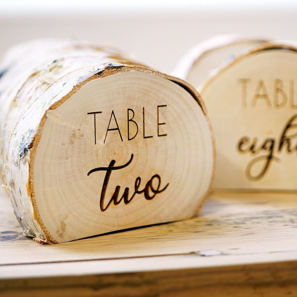 Porte-numéros de table de mariage rustique - 1 ÉCHANTILLON. Décoration de mariage. Centre de table pour mariage, décoration de réception. Bûche de bois gravée.