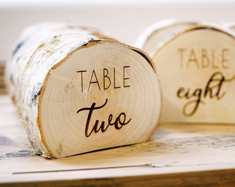 Porte-numéros de table de mariage rustique - 1 ÉCHANTILLON. Décoration de mariage. Centre de table pour mariage, décoration de réception. Bûche de bois gravée.