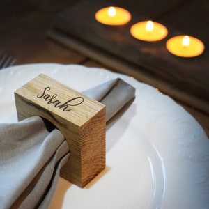 Gravierte Serviettenringe aus Eichenholz - 10 STÜCK. Personalisierter Serviettenring Gastgeschenk aus Eiche für die rustikale Hochzeit.