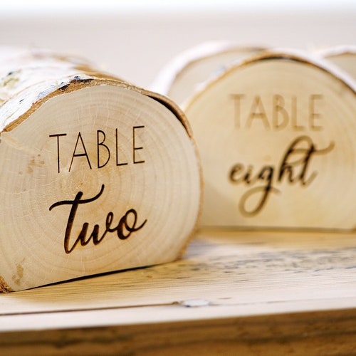 Porte-numéros de table de mariage rustique - 1 ÉCHANTILLON. Décoration de mariage. Centre de table pour mariage, décoration de réception. Bûche de bois gravée.