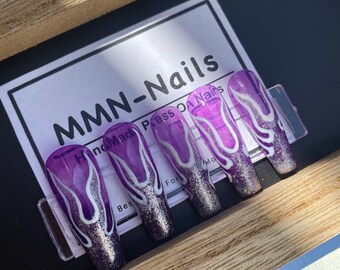 Prensa de llama púrpura en las uñas / uñas falsas púrpura