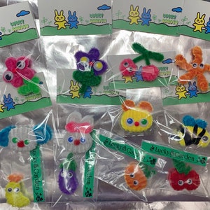 Niedliche Fuzzy Sticks Brosche | kawaii Schlüsselanhänger | kawaii Brosche | Bär Schlüsselanhänger | Blumen Schlüsselanhänger
