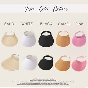Op de afbeelding: Vijf verschillende gekleurde zonnekleppen, waaronder zand, wit, zwart, camel en roze. De kleppen zijn gemaakt van geweven stof en hebben een brede rand. De tekst "Visor Color Options" staat bovenaan de afbeelding. De tekst "ACTUAL COLORS MAY VARY" staat onderaan de afbeelding.