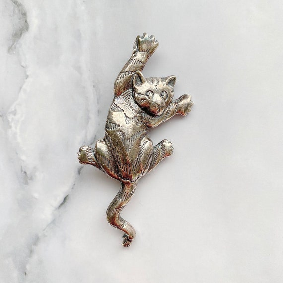 VINTAGE SKU 4-A5-00029799 Large Gold Tone Metal Cat Brooch Black Eye Cat Brooch