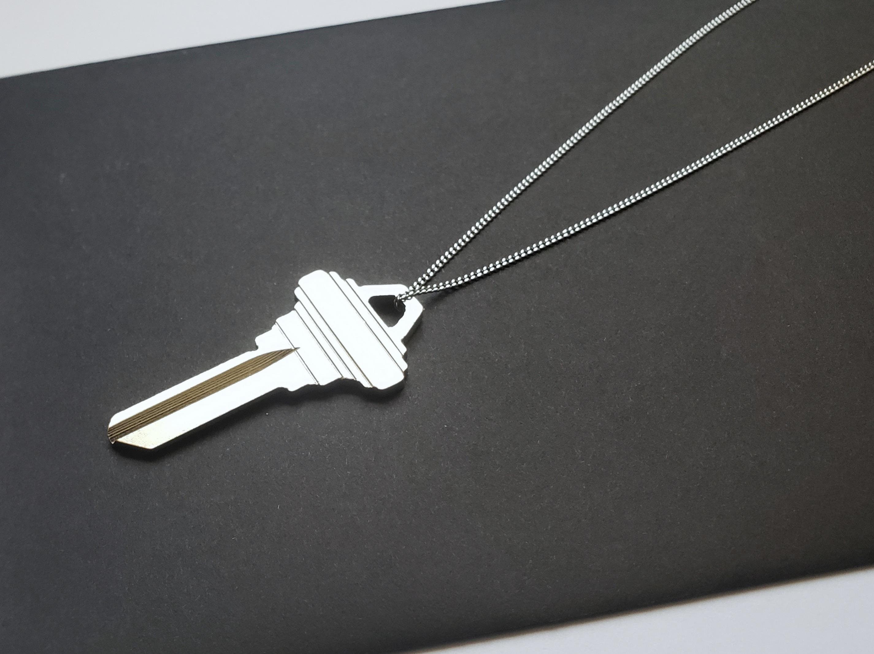 Red White and Royal Blue, Alex Claremont-diaz's Key Necklace
