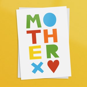 dia das mães letras coloridas em negrito beijo amor coração cartão
