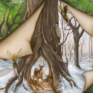 Op de afbeelding: Een schilderij van een boslandschap met een grote boom in het midden. De boom is omringd door sneeuw en een hert loopt door de sneeuw. Er zijn feeën die achter de boom vandaan kijken, sommige in een besneeuwd bos en sommige in een groen bos.