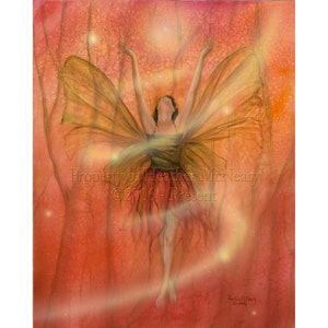 Puede incluir: Una pintura de acuarela de un hada con alas doradas, vestida con un vestido rojo, y con los brazos levantados hacia el cielo. El fondo es de color naranja cálido con luces brillantes.