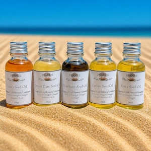 Può includere: Cinque piccole bottiglie di vetro con tappi a vite argentati contenenti 30ml di vari oli di semi. Le etichette riportano Pearl's Natural Cosmetic e identificano il contenuto come oli di semi di guava, dattero del deserto, sambuco, litchi e gombo.