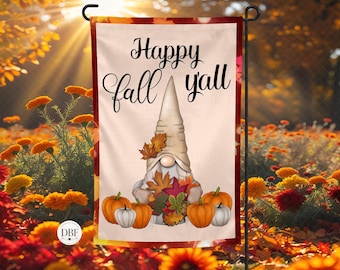 Può includere: Una bandiera da giardino rettangolare con l'illustrazione centrale di uno gnomo con un alto cappello beige, circondato da zucche arancioni e bianche e foglie autunnali colorate. Il testo Happy fall y'all è scritto in corsivo nero in alto.