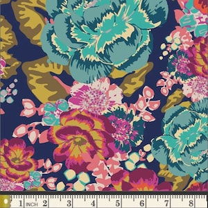 Può includere: Un tessuto blu navy con un motivo floreale con grandi fiori rosa, gialli e turchesi. Il tessuto è impreziosito da dettagli dorati e bianchi.
