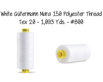 Può includere: Filo di poliestere bianco Gütermann Mara 150, Tex 20 - 1.093 yds. - #800. Un'bobina di filo bianco con un'etichetta gialla.