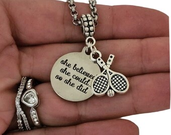 Pendentif Charm Vintage En Forme De Raquette De Tennis - Plaqué Or Jaune - Bon état D'occasion