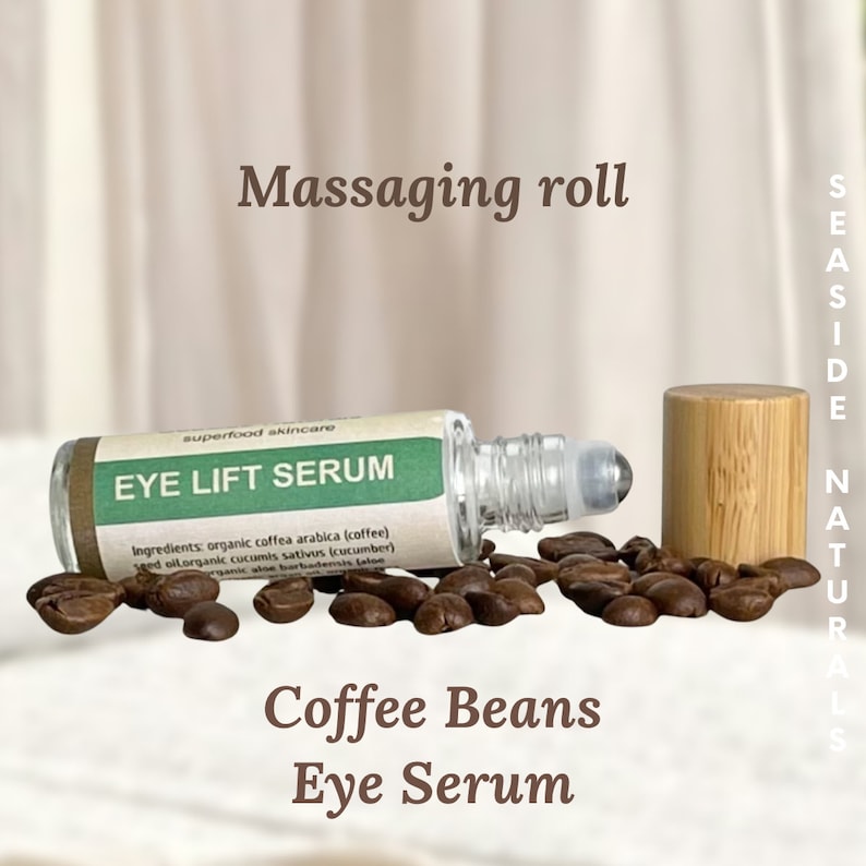 Puede incluir: Un frasco de vidrio con un tap&oacute;n de bamb&uacute;, etiquetado como "Eye Lift Serum" y "superfood skincare". El frasco est&aacute; rodeado de granos de caf&eacute;. El texto "Coffee Beans Eye Serum" est&aacute; escrito debajo del frasco.