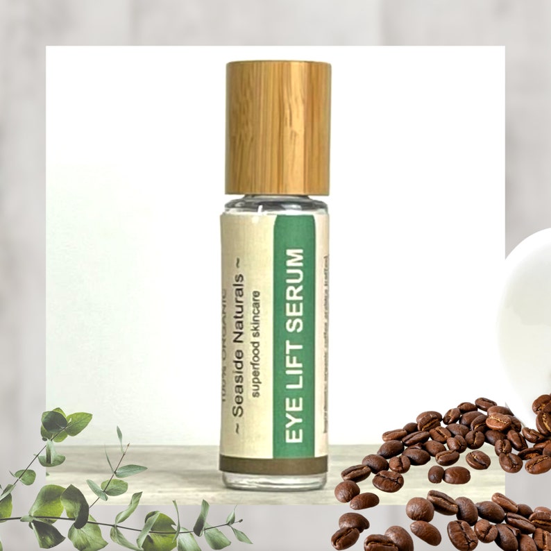 Puede incluir: Una botella de vidrio con tapa de bamb&uacute; y una etiqueta verde que dice "100% Org&aacute;nico - Seaside Naturals - Cuidado de la piel con superalimentos - Suero para levantar los ojos".
