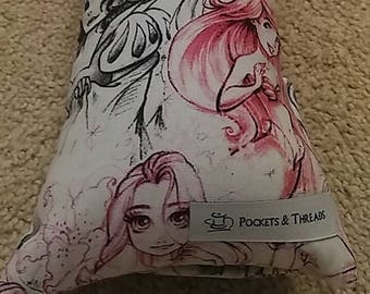 Puede incluir: Una almohada de tela blanca con un estampado rosa y negro de chicas de dibujos animados. La almohada tiene una etiqueta que dice "Pockets & Threads".