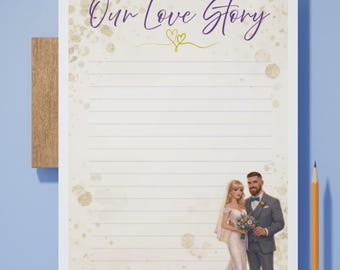 Puede incluir: Una hoja de papel con el texto Our Love Story en letra cursiva morada y un icono de corazón dorado. El papel tiene líneas horizontales y un borde con salpicaduras doradas estilo acuarela. Incluye una ilustración de una pareja de novios.