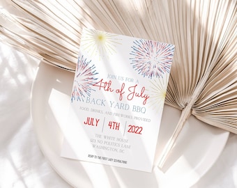 Op de afbeelding: Een witte uitnodigingskaart met rode en blauwe vuurwerkillustraties. De tekst op de kaart luidt "Doe mee met een 4 juli Back Yard BBQ Eten, drinken en vuurwerk worden verzorgd Juli | 4 | 2022 Het Witte Huis 123 No Politics Lane Washington, DC RSVP naar de First Lady (555) 555-5555".