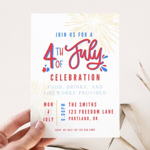 以下が含まれることがあります： 「Join us for a 4th of July Celebration」と赤、白、青の文字が書かれた白い招待状。カードの背景には金色の花火のデザインが施されています。また、「Food, drinks, and fireworks provided」というテキストと、イベントの日時と場所が記載されています。