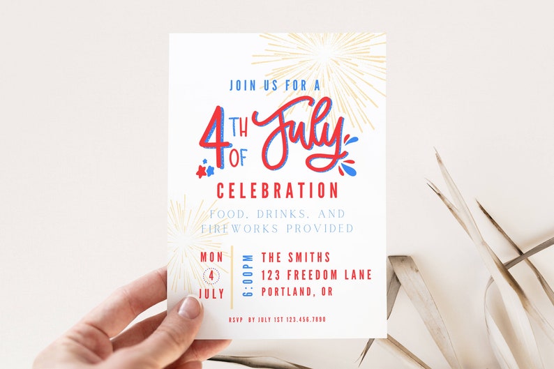 以下が含まれることがあります： 「Join us for a 4th of July Celebration」と赤、白、青の文字が書かれた白い招待状。カードの背景には金色の花火のデザインが施されています。また、「Food, drinks, and fireworks provided」というテキストと、イベントの日時と場所が記載されています。