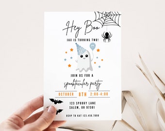 Op de afbeelding: Een witte uitnodigingskaart met een schattig spookje dat een blauwe feestmuts draagt en een ballon vasthoudt. De tekst op de kaart luidt "Hey Boo! Jax wordt twee! Doe mee met een spooktachtig feest op 8 oktober van 14:00 tot 16:00 uur 123 Spooky Lane Salem, OR 97301 RSVP naar Kat 123.456.7890".