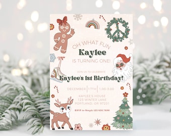 Puede incluir: Una invitación de cumpleaños rosa y blanca con ilustraciones de un hombre de jengibre, un reno, un árbol de Navidad, Papá Noel y un signo de paz. El texto dice "Oh what fun Kaylee is turning one!" y "Kaylee's 1st Birthday!" con detalles sobre la fecha, la hora y la ubicación de la fiesta.
