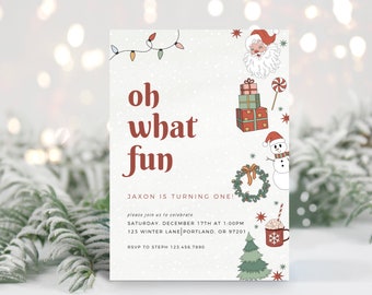 Puede incluir: Una tarjeta de invitación blanca con ilustraciones rojas y verdes de un muñeco de nieve, Papá Noel, una corona de Navidad, un árbol de Navidad y una taza de chocolate caliente. El texto de la tarjeta dice "oh what fun" y "Jaxon is turning one!" con detalles sobre la fecha, la hora y la ubicación de la fiesta.
