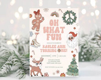 Puede incluir: Una invitación rosa y blanca con ilustraciones de un hombre de jengibre, patines de hielo, un reno, un árbol de Navidad y Santa Claus. El texto dice "Oh What Fun! Join us to celebrate Kaylee Ann turning one! December 17th 1:00-3:00 Kaylee's House 123 Winter Lane Portland, OR 97201 RSVP to Steph 123.456.7890"