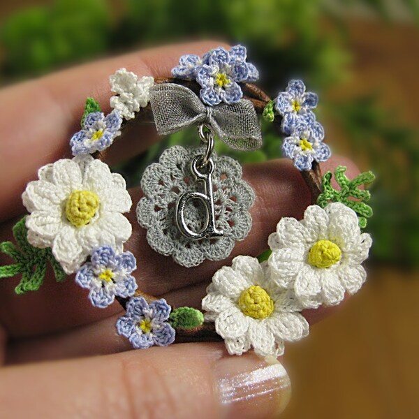Crochet daisy wreath brooch. Daisy flower jewelry. Fabric flower brooch. Spring flower jewelry Daisy April birthday. Gift granny chic shabby