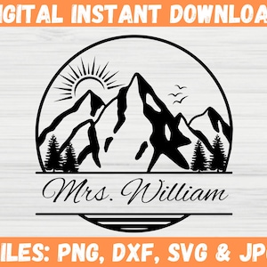 Puede incluir: Silueta en blanco y negro de montañas, un sol y árboles con el texto "Mrs. William" en una pancarta debajo. El diseño está en un círculo con un borde rayado en blanco y negro.