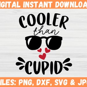 Puede incluir: Un gráfico de descarga digital con el texto "COOLER than CUPID" en negro y en negrita. El diseño incluye gafas de sol negras, tres corazones rojos y la palabra "CUPID" en una fuente estilizada. La imagen también incluye el texto "DIGITAL INSTANT DOWNLOAD" y "FILES: PNG, DXF, SVG & JPG".