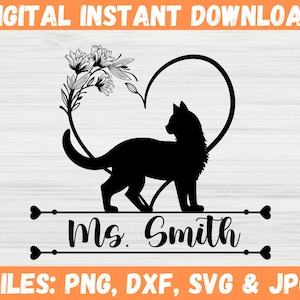 Op de afbeelding: Zwart silhouet van een kat in een hartvorm, met bloemaccenten en de tekst "Ms. Smith" eronder. De afbeelding bevat ook de tekst "DIGITAL INSTANT DOWNLOAD" en "FILES: PNG, DXF, SVG & JPG".