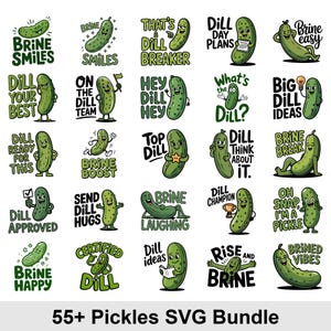 Pode incluir: Uma coleção de 25 ilustrações de picles de desenho animado com várias frases como "Brine Smiles", "Dill Day Plans" e "Dill Approved". Os picles são verdes e têm rostos sorridentes. O texto na parte inferior diz "55+ Pickles SVG Bundle."
