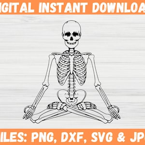 Op de afbeelding: Een zwart-witte lijntekening van een skelet dat in een yogahouding zit. Het skelet draagt een schedel als hoofd.