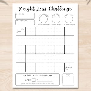 Può includere: Un stampabile in bianco e nero per una sfida di perdita di peso con il titolo "Weight Loss Challenge". Lo stampabile include sezioni per la data di inizio, il peso iniziale, il peso obiettivo e il peso da perdere. Ci sono 20 quadrati per il monitoraggio dei progressi.