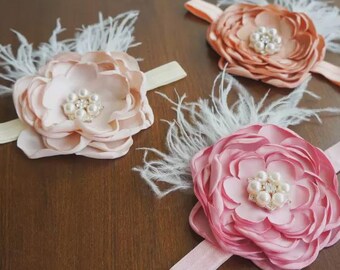 Diadema de satén color champán para niña de las flores: adorno para el cabello de bautizo con perlas y plumas