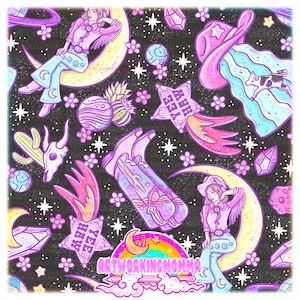 Op de afbeelding: Een naadloos patroon met een fantasierijk ruimtethema met een cowboy-twist. Het patroon bevat een roze cowboyhoed, een koe die over een regenboog springt, een vallende ster met de tekst "Yee Haw", een cactus, een koeien schedel, een kristal, een planeet, een laars en een cowboy die op een halve maan zit. De achtergrond is donkerpaars met witte sterren.