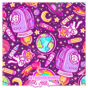 Puede incluir: Un patrón sin costuras que presenta un gato astronauta morado y blanco con una mochila, un globo terráqueo, crayones, lápices, estrellas y una luna creciente sobre un fondo morado oscuro. El texto "ARTWORKINGMOMMA" está en la parte inferior del patrón.