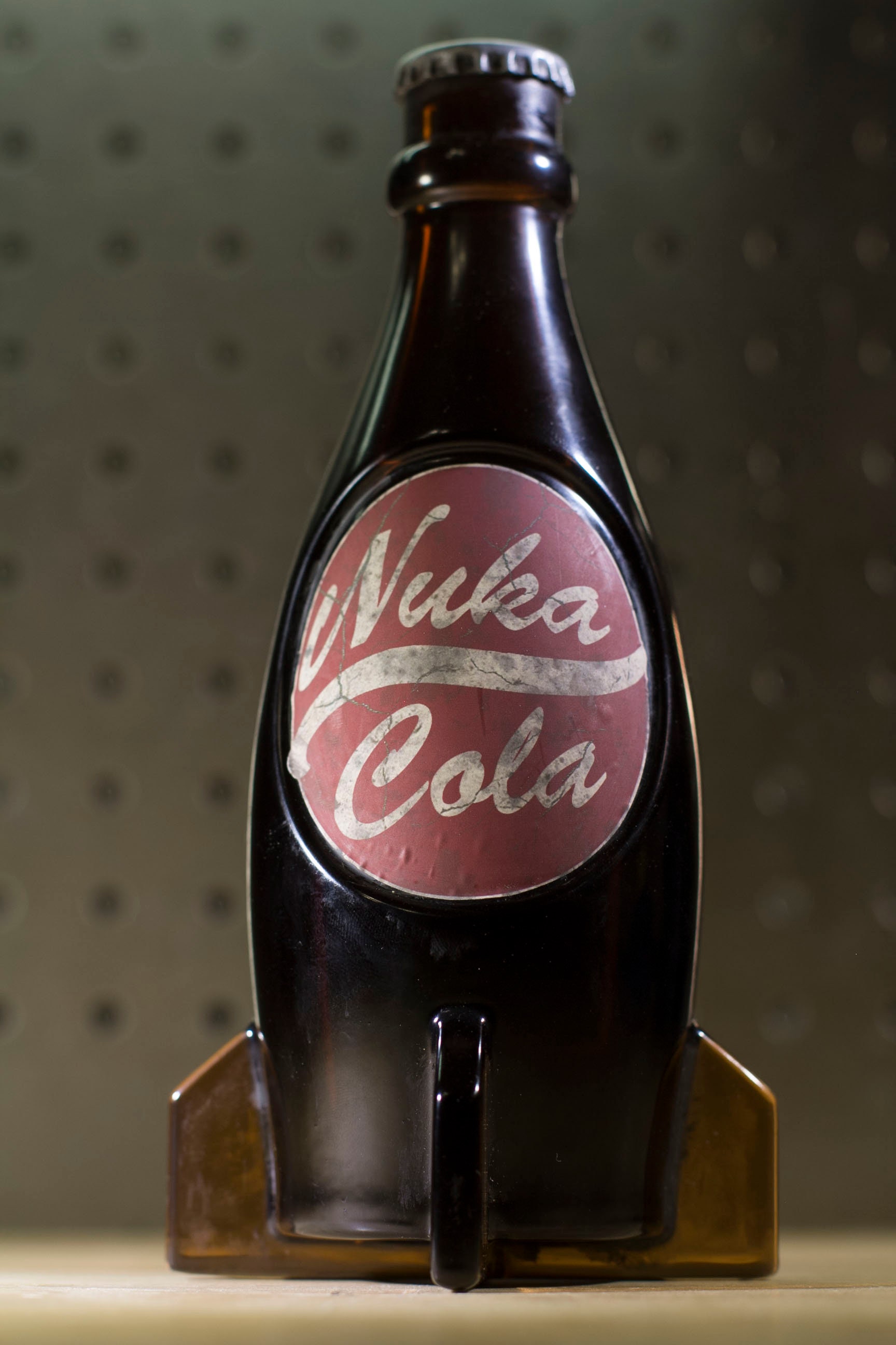 Fallout 4 Nuka Cola Glass Rocket Bottle + 10 Bottle Caps Replica Figure