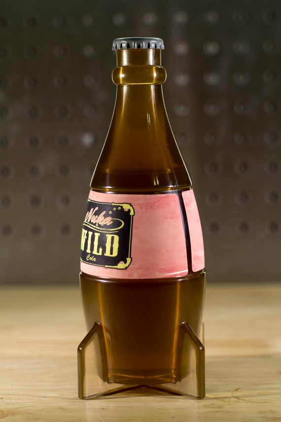 Fallout 4 Nuka Cola Glass Rocket Bottle + 10 Bottle Caps Replica Figure