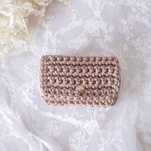 Porte carte au crochet, couleur beige champagne.