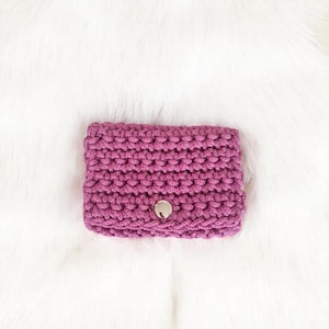 Porte carte au crochet, couleur rose fushia.