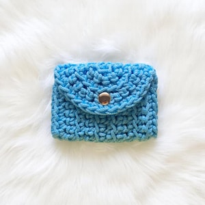 Porte carte au crochet, bleu turquoise.