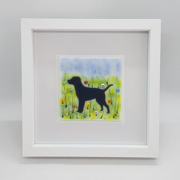 Zwarte Labrador Hond Gesmolten Glazen Frame, West Country Glaskunst, Hond in een Zomerbloemenweide, Wit Vierkant Foto Cadeau voor hondenliefhebbers