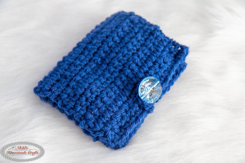 Pu&ograve; includere: Una pochette in crochet blu con un bottone trasparente. La pochette &egrave; realizzata con un punto a trama e perfetta per riporre piccoli oggetti.