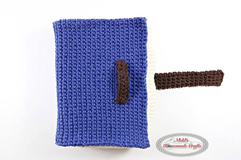 Pode incluir: Uma bolsa de tecido azul de malha com uma al&ccedil;a de malha marrom. A bolsa est&aacute; parcialmente aberta, revelando um forro de tecido branco de malha.