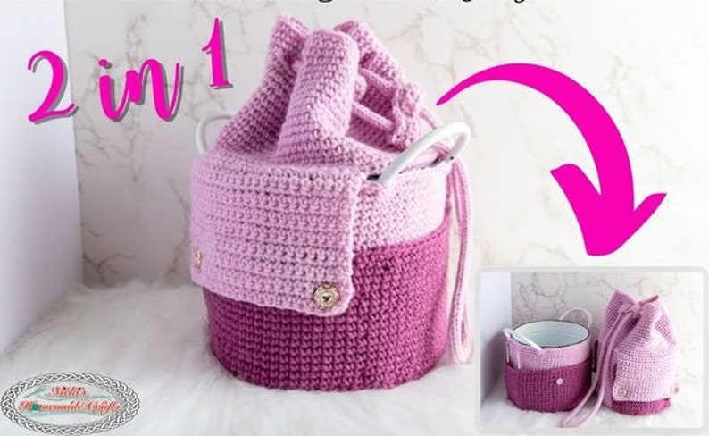 Puede incluir: Una cesta de almacenamiento de crochet rosa y morado con un cord&oacute;n de ajuste. La cesta es 2 en 1, lo que significa que se puede usar como cesta o bolsa. La cesta est&aacute; hecha con un punto de crochet doble y tiene un bot&oacute;n decorativo en el lateral.